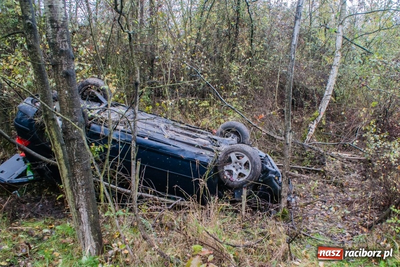 Zdjęcie w galerii na portalu naszraciborz.pl: Volkswagen dachował na Kozielskiej  wiadomości z regionu