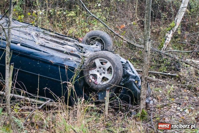 Zdjęcie w galerii na portalu naszraciborz.pl: Volkswagen dachował na Kozielskiej  wiadomości z regionu