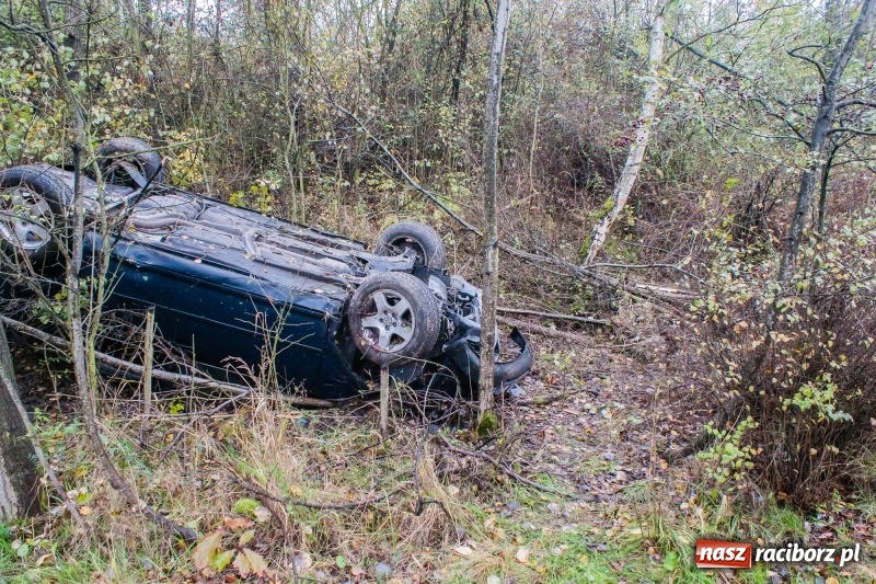 Zdjęcie w galerii na portalu naszraciborz.pl: Volkswagen dachował na Kozielskiej  wiadomości z regionu