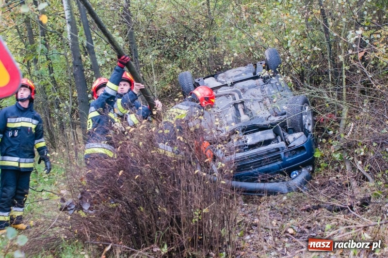 Zdjęcie w galerii na portalu naszraciborz.pl: Volkswagen dachował na Kozielskiej  wiadomości z regionu