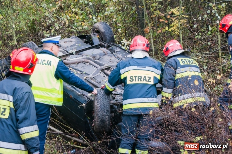 Zdjęcie w galerii na portalu naszraciborz.pl: Volkswagen dachował na Kozielskiej  wiadomości z regionu
