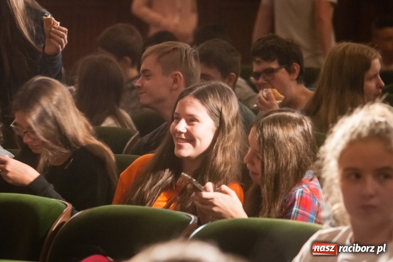 Zdjęcie w galerii na portalu naszraciborz.pl: Tłumy młodzieży na XIV Festiwalu Podróżniczym Wiatraki wiadomości z regionu