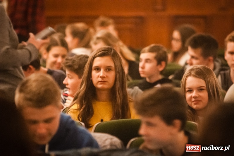 Zdjęcie w galerii na portalu naszraciborz.pl: Tłumy młodzieży na XIV Festiwalu Podróżniczym Wiatraki wiadomości z regionu