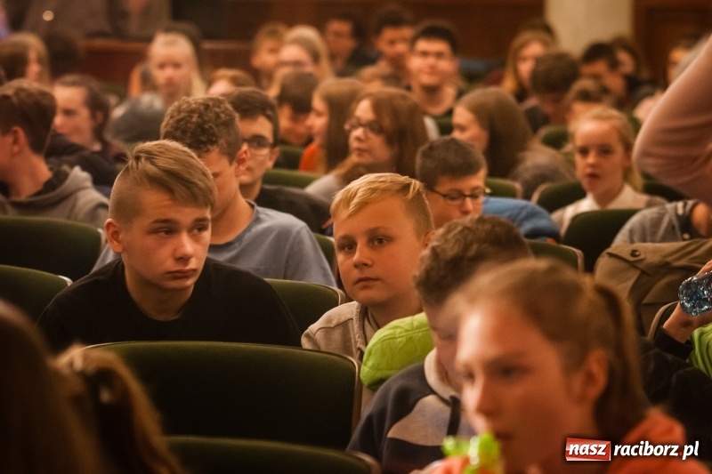 Zdjęcie w galerii na portalu naszraciborz.pl: Tłumy młodzieży na XIV Festiwalu Podróżniczym Wiatraki wiadomości z regionu