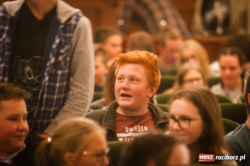 Zdjęcie w galerii na portalu naszraciborz.pl: Tłumy młodzieży na XIV Festiwalu Podróżniczym Wiatraki wiadomości z regionu