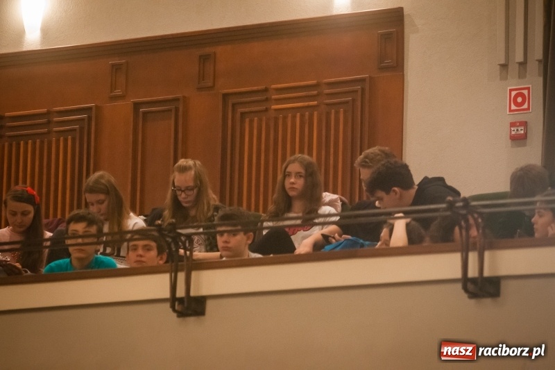 Zdjęcie w galerii na portalu naszraciborz.pl: Tłumy młodzieży na XIV Festiwalu Podróżniczym Wiatraki wiadomości z regionu