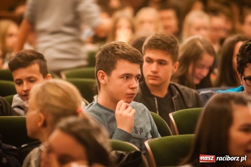 Zdjęcie w galerii na portalu naszraciborz.pl: Tłumy młodzieży na XIV Festiwalu Podróżniczym Wiatraki wiadomości z regionu