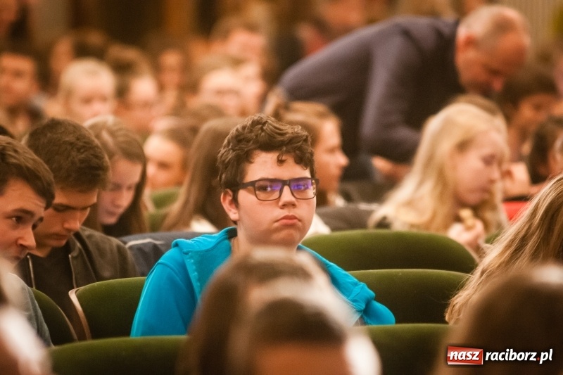 Zdjęcie w galerii na portalu naszraciborz.pl: Tłumy młodzieży na XIV Festiwalu Podróżniczym Wiatraki wiadomości z regionu