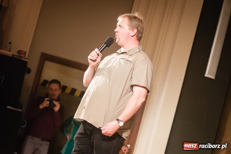 Zdjęcie w galerii na portalu naszraciborz.pl: Tłumy młodzieży na XIV Festiwalu Podróżniczym Wiatraki wiadomości z regionu