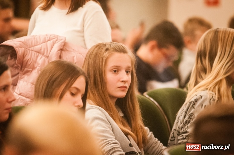 Zdjęcie w galerii na portalu naszraciborz.pl: Tłumy młodzieży na XIV Festiwalu Podróżniczym Wiatraki wiadomości z regionu