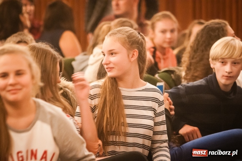 Zdjęcie w galerii na portalu naszraciborz.pl: Tłumy młodzieży na XIV Festiwalu Podróżniczym Wiatraki wiadomości z regionu