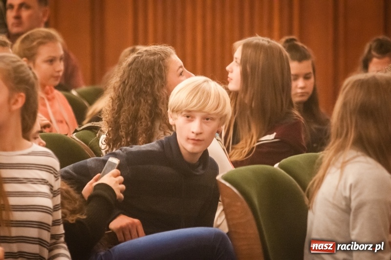 Zdjęcie w galerii na portalu naszraciborz.pl: Tłumy młodzieży na XIV Festiwalu Podróżniczym Wiatraki wiadomości z regionu