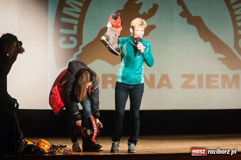 Zdjęcie w galerii na portalu naszraciborz.pl: Tłumy młodzieży na XIV Festiwalu Podróżniczym Wiatraki wiadomości z regionu
