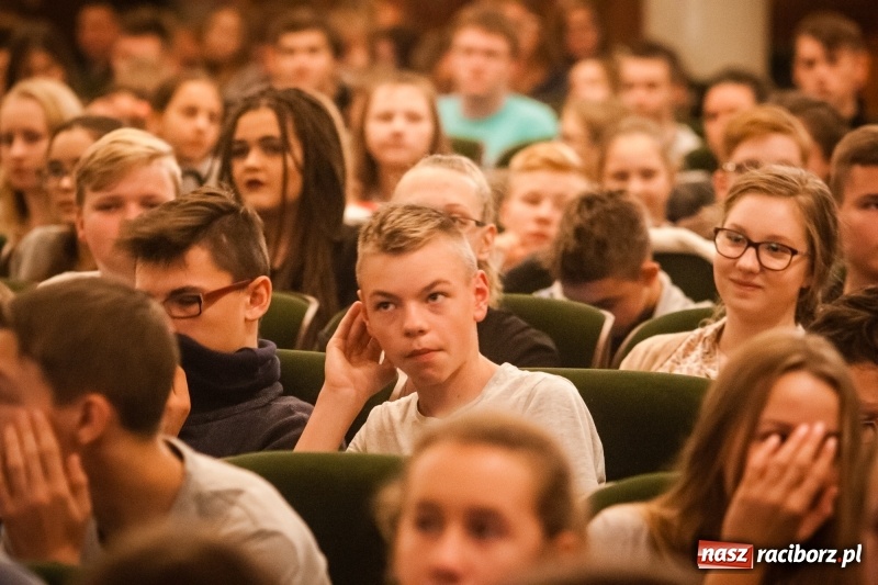 Zdjęcie w galerii na portalu naszraciborz.pl: Tłumy młodzieży na XIV Festiwalu Podróżniczym Wiatraki wiadomości z regionu