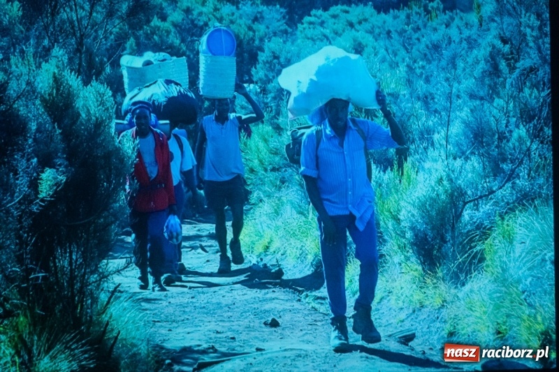 Zdjęcie w galerii na portalu naszraciborz.pl: Tłumy młodzieży na XIV Festiwalu Podróżniczym Wiatraki wiadomości z regionu