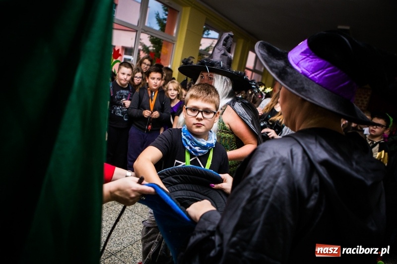 Zdjęcie w galerii na portalu naszraciborz.pl: Gryffindor czy Slytherin, czyli magiczny wieczór z Harrym Potterem w SP 15 wiadomości z regionu