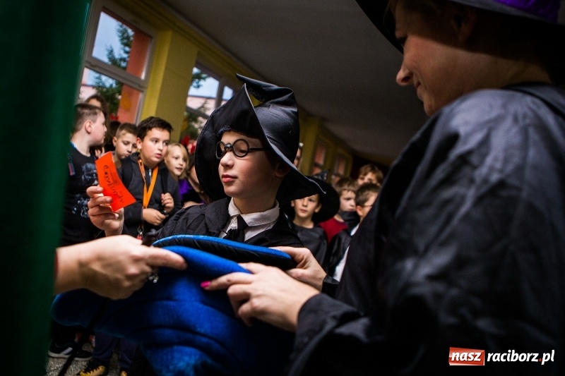 Zdjęcie w galerii na portalu naszraciborz.pl: Gryffindor czy Slytherin, czyli magiczny wieczór z Harrym Potterem w SP 15 wiadomości z regionu