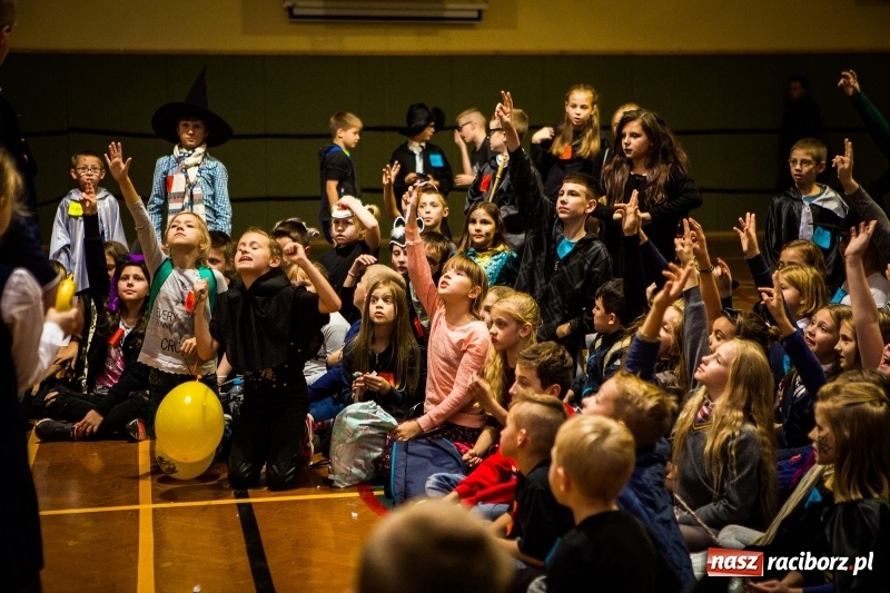 Zdjęcie w galerii na portalu naszraciborz.pl: Gryffindor czy Slytherin, czyli magiczny wieczór z Harrym Potterem w SP 15 wiadomości z regionu