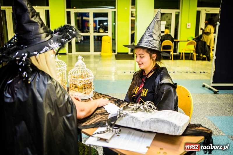 Zdjęcie w galerii na portalu naszraciborz.pl: Gryffindor czy Slytherin, czyli magiczny wieczór z Harrym Potterem w SP 15 wiadomości z regionu