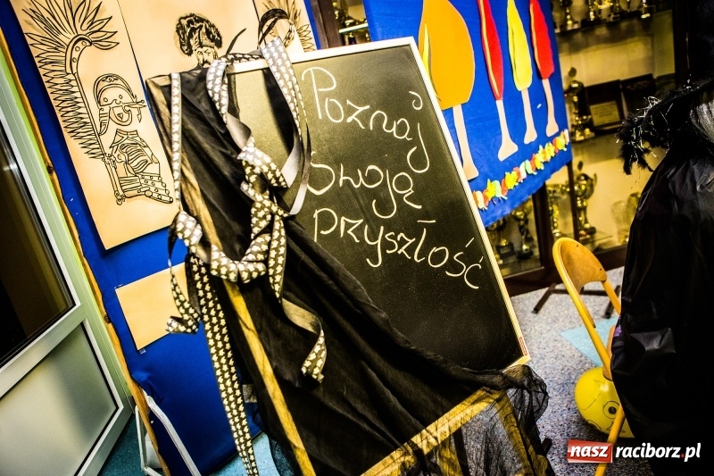 Zdjęcie w galerii na portalu naszraciborz.pl: Gryffindor czy Slytherin, czyli magiczny wieczór z Harrym Potterem w SP 15 wiadomości z regionu