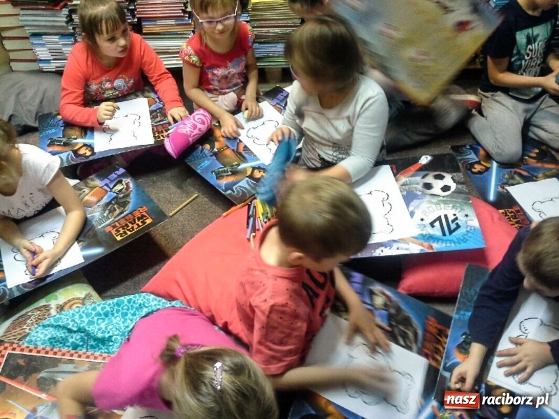 Zdjęcie w galerii na portalu naszraciborz.pl: Uczniowie SP4 w poszukiwaniu literek  wiadomości z regionu