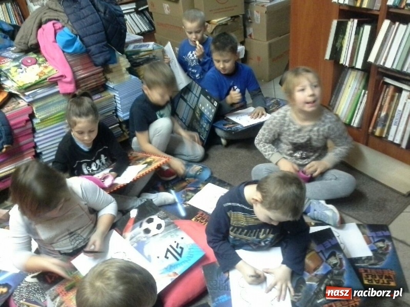 Zdjęcie w galerii na portalu naszraciborz.pl: Uczniowie SP4 w poszukiwaniu literek  wiadomości z regionu