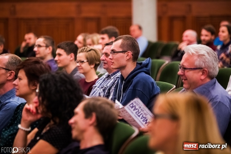 Zdjęcie w galerii na portalu naszraciborz.pl: Drugi dzień Raciborskiego Festiwalu Podróżniczego Wiatraki wiadomości z regionu