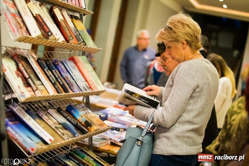 Zdjęcie w galerii na portalu naszraciborz.pl: Drugi dzień Raciborskiego Festiwalu Podróżniczego Wiatraki wiadomości z regionu