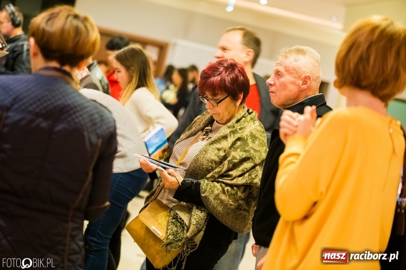 Zdjęcie w galerii na portalu naszraciborz.pl: Drugi dzień Raciborskiego Festiwalu Podróżniczego Wiatraki wiadomości z regionu