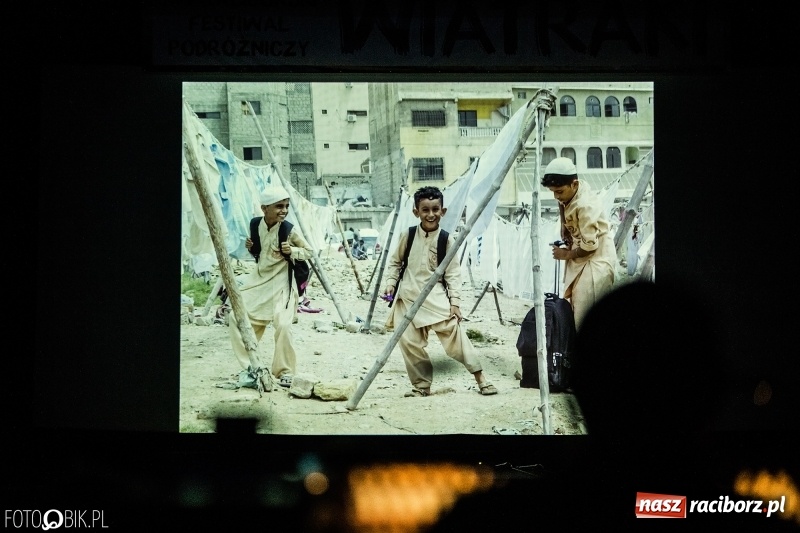 Zdjęcie w galerii na portalu naszraciborz.pl: Drugi dzień Raciborskiego Festiwalu Podróżniczego Wiatraki wiadomości z regionu