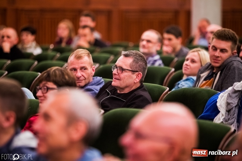 Zdjęcie w galerii na portalu naszraciborz.pl: Drugi dzień Raciborskiego Festiwalu Podróżniczego Wiatraki wiadomości z regionu