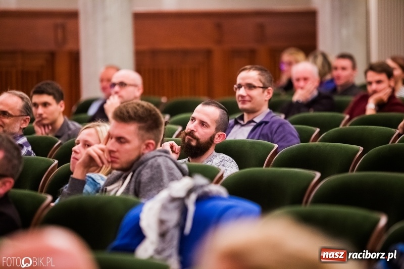 Zdjęcie w galerii na portalu naszraciborz.pl: Drugi dzień Raciborskiego Festiwalu Podróżniczego Wiatraki wiadomości z regionu