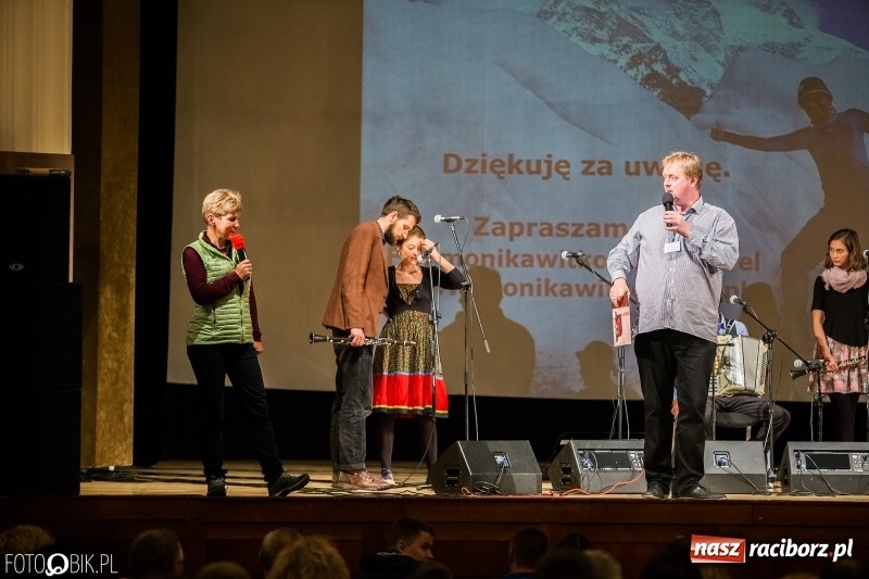 Zdjęcie w galerii na portalu naszraciborz.pl: Drugi dzień Raciborskiego Festiwalu Podróżniczego Wiatraki wiadomości z regionu