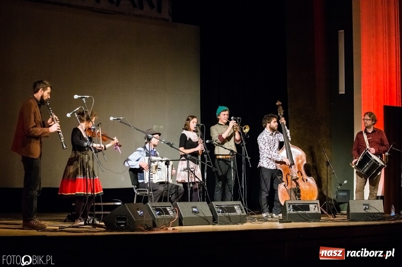 Zdjęcie w galerii na portalu naszraciborz.pl: Drugi dzień Raciborskiego Festiwalu Podróżniczego Wiatraki wiadomości z regionu