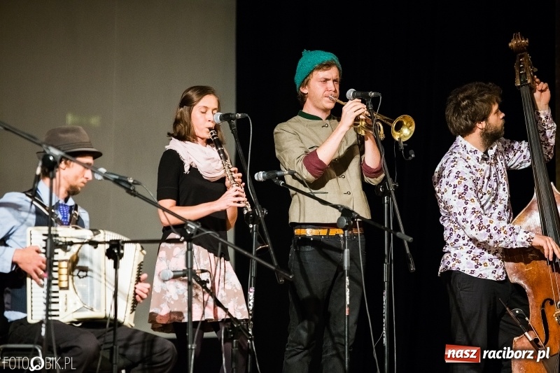 Zdjęcie w galerii na portalu naszraciborz.pl: Drugi dzień Raciborskiego Festiwalu Podróżniczego Wiatraki wiadomości z regionu