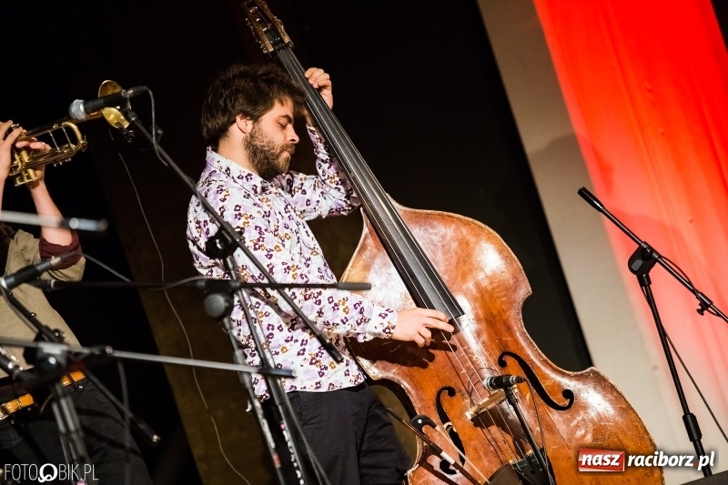 Zdjęcie w galerii na portalu naszraciborz.pl: Drugi dzień Raciborskiego Festiwalu Podróżniczego Wiatraki wiadomości z regionu