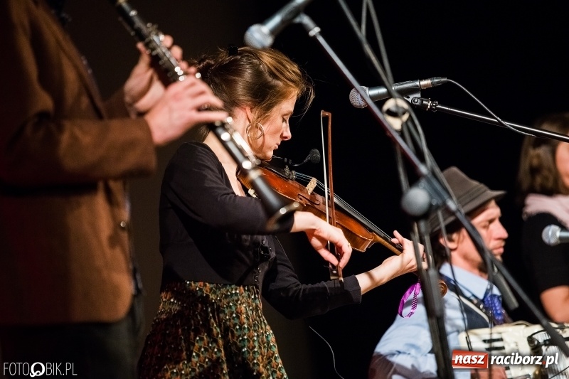 Zdjęcie w galerii na portalu naszraciborz.pl: Drugi dzień Raciborskiego Festiwalu Podróżniczego Wiatraki wiadomości z regionu