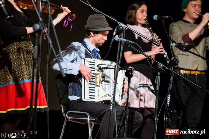 Zdjęcie w galerii na portalu naszraciborz.pl: Drugi dzień Raciborskiego Festiwalu Podróżniczego Wiatraki wiadomości z regionu
