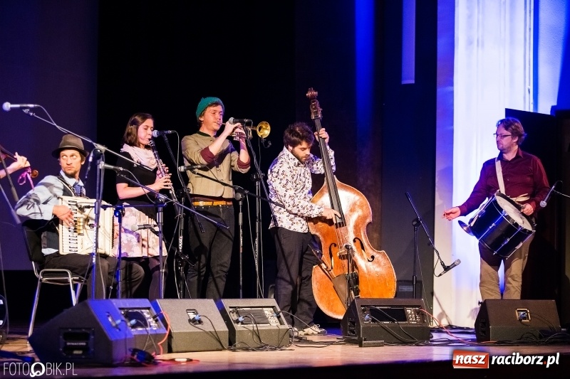 Zdjęcie w galerii na portalu naszraciborz.pl: Drugi dzień Raciborskiego Festiwalu Podróżniczego Wiatraki wiadomości z regionu