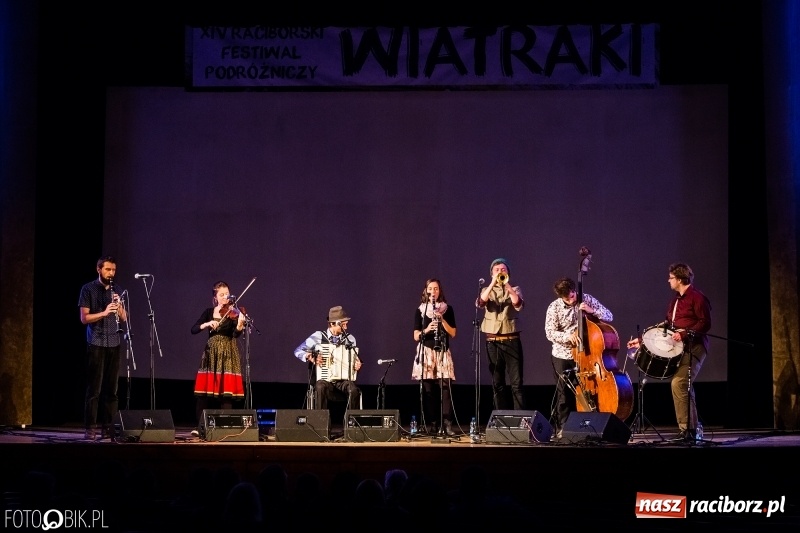 Zdjęcie w galerii na portalu naszraciborz.pl: Drugi dzień Raciborskiego Festiwalu Podróżniczego Wiatraki wiadomości z regionu