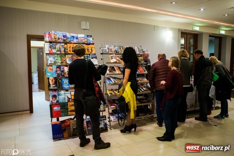 Zdjęcie w galerii na portalu naszraciborz.pl: Drugi dzień Raciborskiego Festiwalu Podróżniczego Wiatraki wiadomości z regionu