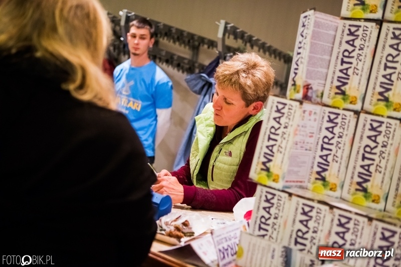 Zdjęcie w galerii na portalu naszraciborz.pl: Drugi dzień Raciborskiego Festiwalu Podróżniczego Wiatraki wiadomości z regionu