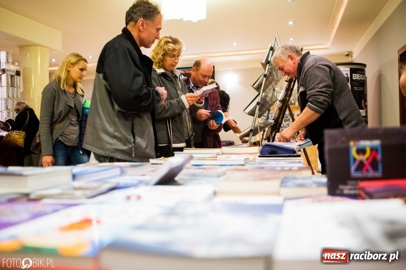 Zdjęcie w galerii na portalu naszraciborz.pl: Drugi dzień Raciborskiego Festiwalu Podróżniczego Wiatraki wiadomości z regionu