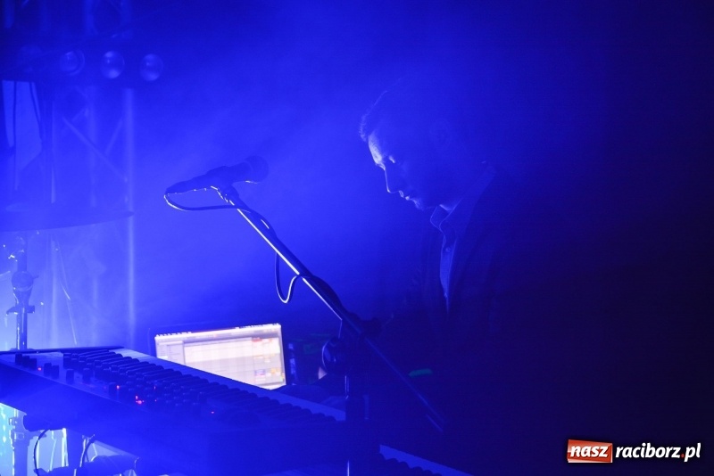 Zdjęcie w galerii na portalu naszraciborz.pl: Muzyczna uczta w wykonaniu Fisz Emade Tworzywo. Koniec Świata wypełniony po brzegi wiadomości z regionu