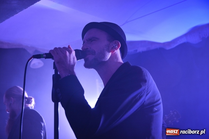 Zdjęcie w galerii na portalu naszraciborz.pl: Muzyczna uczta w wykonaniu Fisz Emade Tworzywo. Koniec Świata wypełniony po brzegi wiadomości z regionu