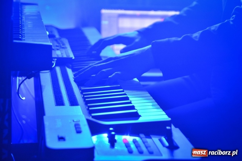 Zdjęcie w galerii na portalu naszraciborz.pl: Muzyczna uczta w wykonaniu Fisz Emade Tworzywo. Koniec Świata wypełniony po brzegi wiadomości z regionu