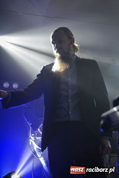 Zdjęcie w galerii na portalu naszraciborz.pl: Muzyczna uczta w wykonaniu Fisz Emade Tworzywo. Koniec Świata wypełniony po brzegi wiadomości z regionu