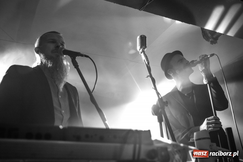 Zdjęcie w galerii na portalu naszraciborz.pl: Muzyczna uczta w wykonaniu Fisz Emade Tworzywo. Koniec Świata wypełniony po brzegi wiadomości z regionu