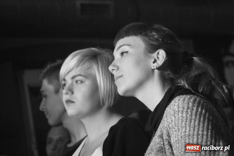 Zdjęcie w galerii na portalu naszraciborz.pl: Muzyczna uczta w wykonaniu Fisz Emade Tworzywo. Koniec Świata wypełniony po brzegi wiadomości z regionu