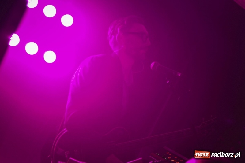 Zdjęcie w galerii na portalu naszraciborz.pl: Muzyczna uczta w wykonaniu Fisz Emade Tworzywo. Koniec Świata wypełniony po brzegi wiadomości z regionu